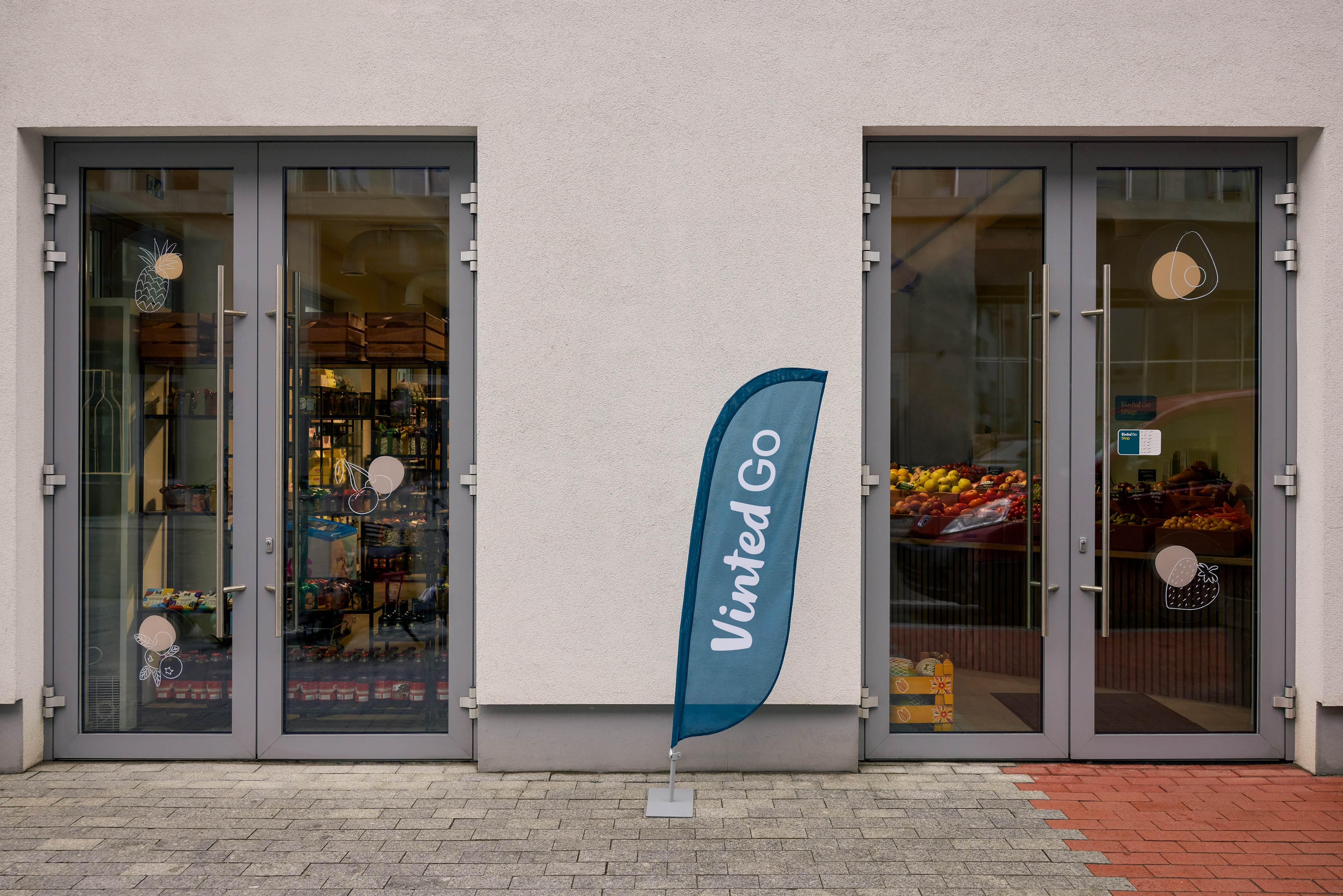 An image of a parcel shop and a flag of vinted Go